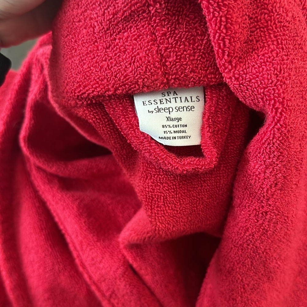 Red robe - Picture 2 of 2